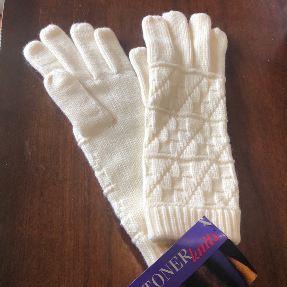 Knitted gloves
